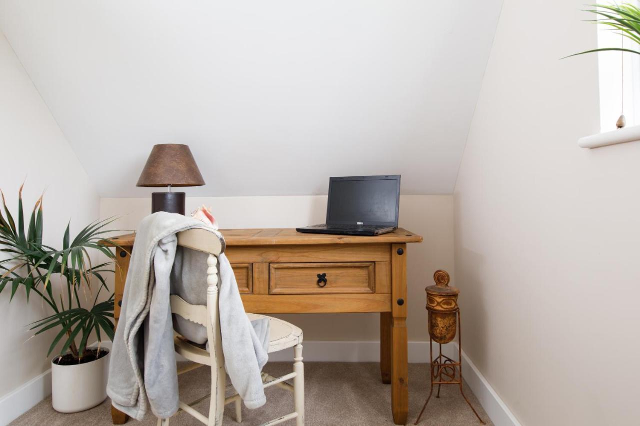'Orchard Croft Lodge - Chichester', Book-Direct, New Home 1,367 Sq' Ft' , Can Sleep 8 On Request , Split & Link 'Super King' Size Beds, Free Wi-Fi, Sky Tv & Sky Sports, 9 - Minutes From West Wittering Beach, Very Quiet Location, Dog Friendly Экстерьер фото