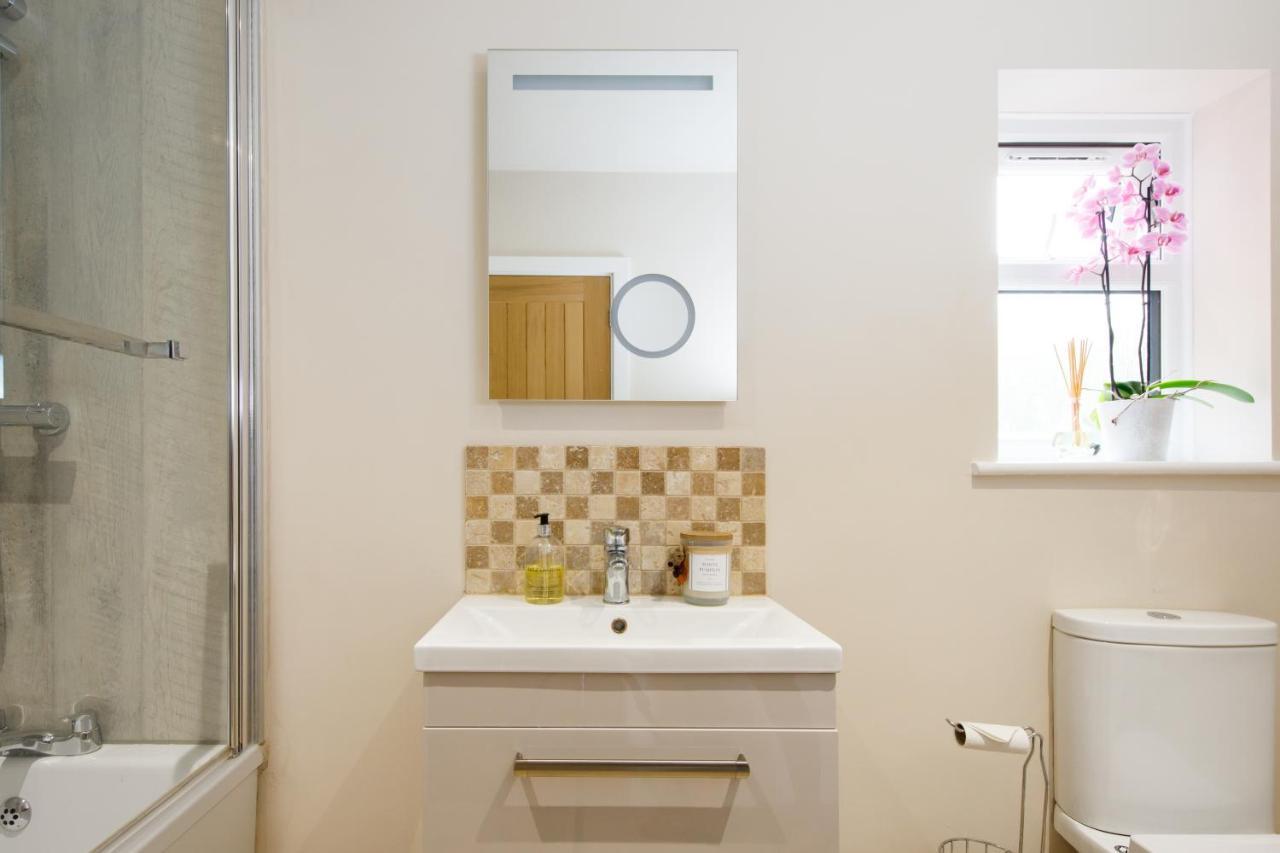 'Orchard Croft Lodge - Chichester', Book-Direct, New Home 1,367 Sq' Ft' , Can Sleep 8 On Request , Split & Link 'Super King' Size Beds, Free Wi-Fi, Sky Tv & Sky Sports, 9 - Minutes From West Wittering Beach, Very Quiet Location, Dog Friendly Экстерьер фото