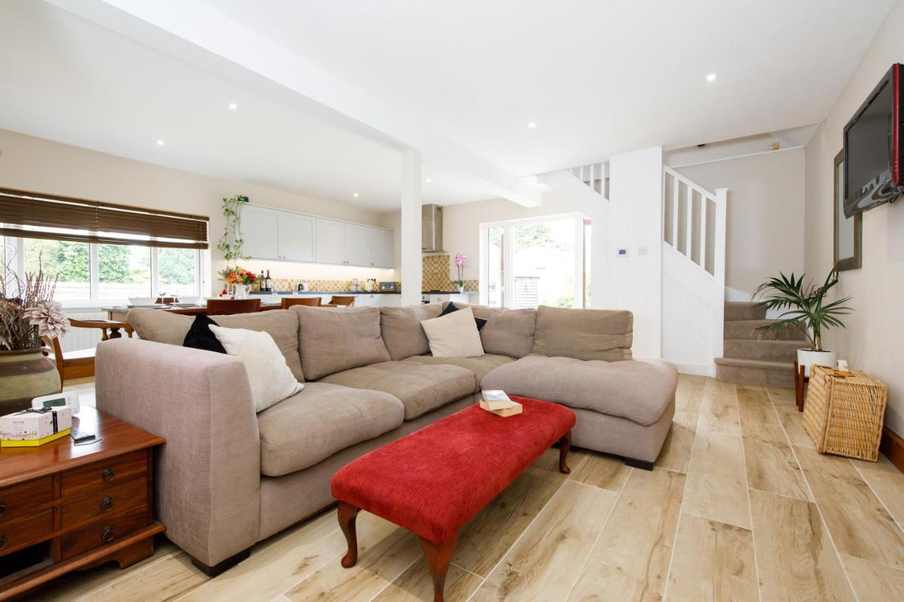 'Orchard Croft Lodge - Chichester', Book-Direct, New Home 1,367 Sq' Ft' , Can Sleep 8 On Request , Split & Link 'Super King' Size Beds, Free Wi-Fi, Sky Tv & Sky Sports, 9 - Minutes From West Wittering Beach, Very Quiet Location, Dog Friendly Экстерьер фото