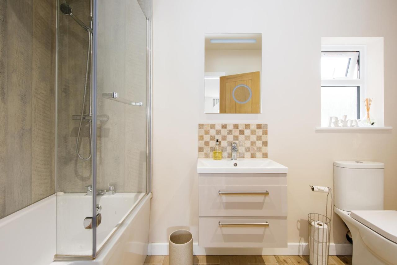'Orchard Croft Lodge - Chichester', Book-Direct, New Home 1,367 Sq' Ft' , Can Sleep 8 On Request , Split & Link 'Super King' Size Beds, Free Wi-Fi, Sky Tv & Sky Sports, 9 - Minutes From West Wittering Beach, Very Quiet Location, Dog Friendly Экстерьер фото