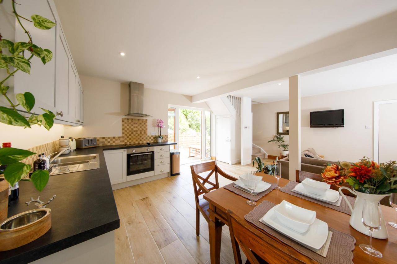 'Orchard Croft Lodge - Chichester', Book-Direct, New Home 1,367 Sq' Ft' , Can Sleep 8 On Request , Split & Link 'Super King' Size Beds, Free Wi-Fi, Sky Tv & Sky Sports, 9 - Minutes From West Wittering Beach, Very Quiet Location, Dog Friendly Экстерьер фото
