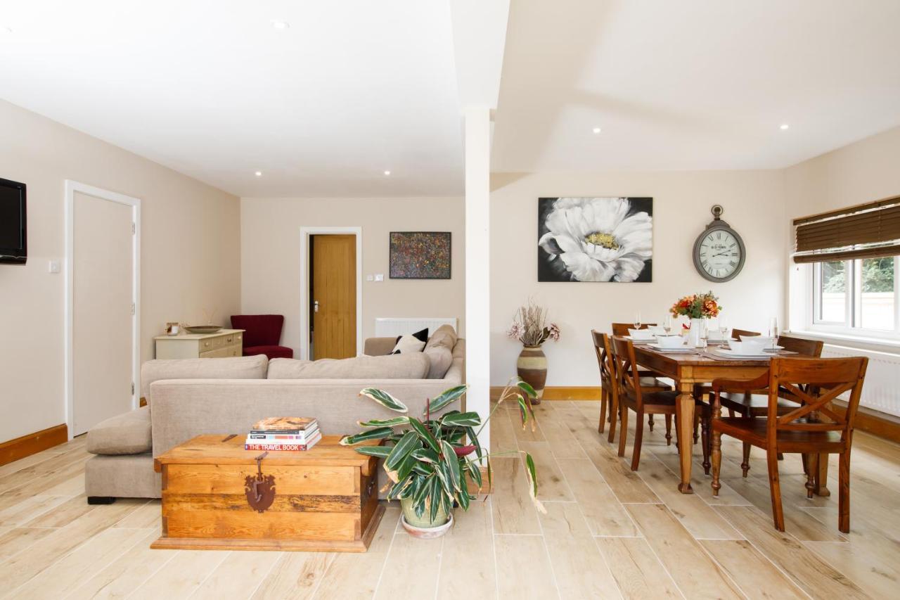 'Orchard Croft Lodge - Chichester', Book-Direct, New Home 1,367 Sq' Ft' , Can Sleep 8 On Request , Split & Link 'Super King' Size Beds, Free Wi-Fi, Sky Tv & Sky Sports, 9 - Minutes From West Wittering Beach, Very Quiet Location, Dog Friendly Экстерьер фото